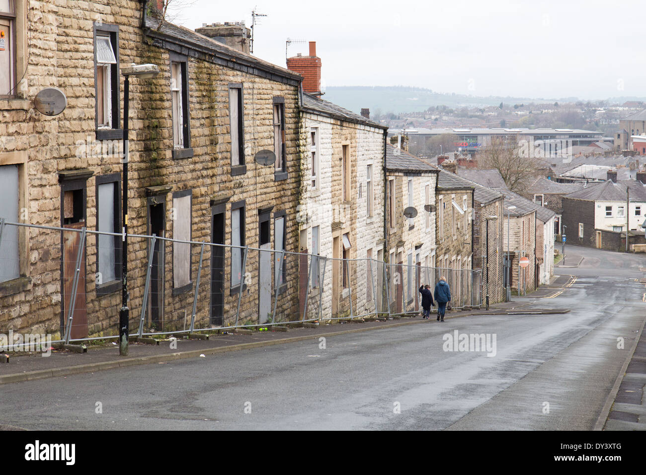 Renovierung von terrassenförmig angelegten Wohnungen im Woodnook Bereich der Accrington, Lancashire England Stockfoto