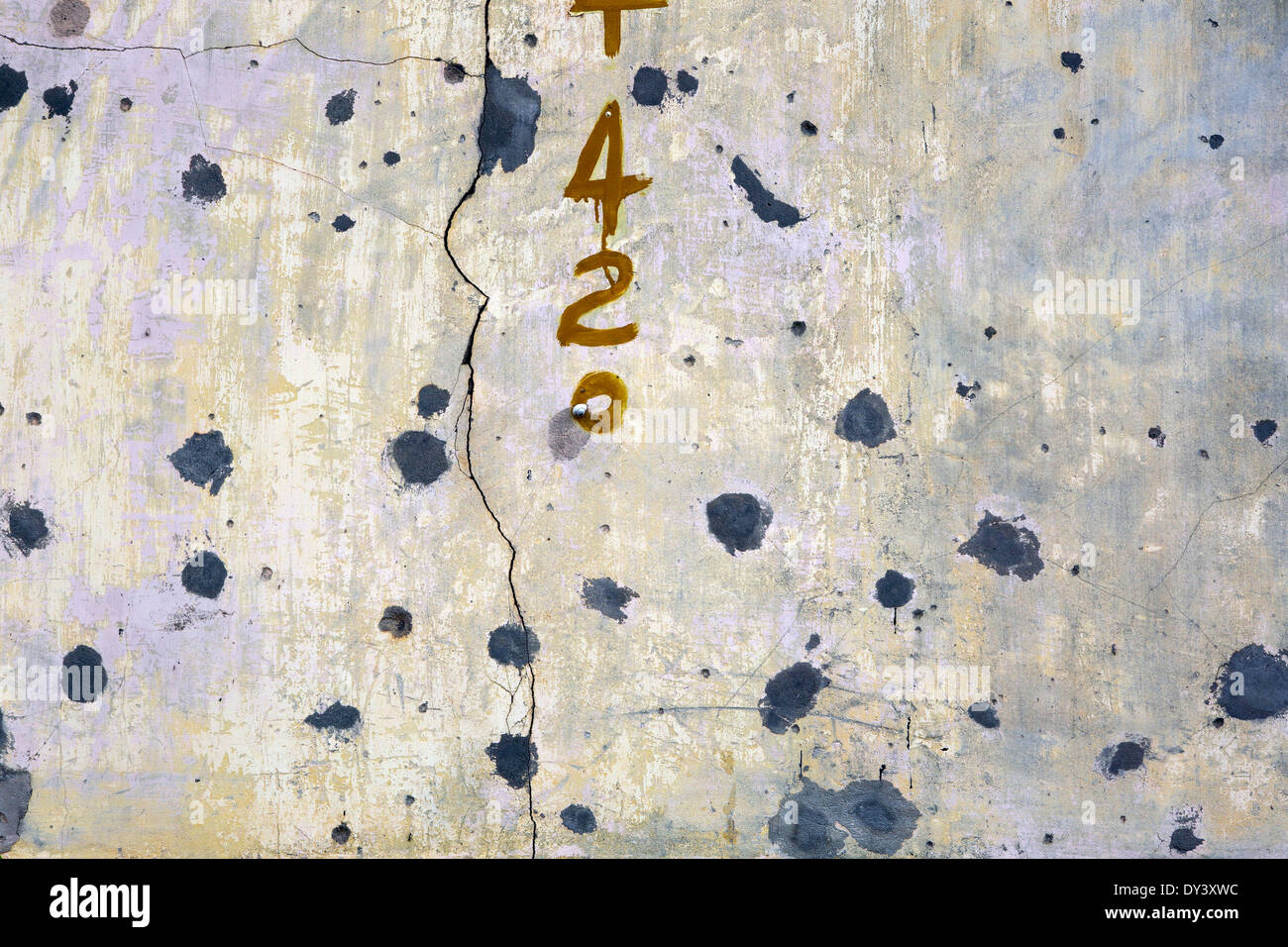 Maschinengewehr Einschusslöcher in der Wand des brutalen Bürgerkriegs überdeckt mit Spachtelmasse in Jaffna, Sri Lanka Stockfoto