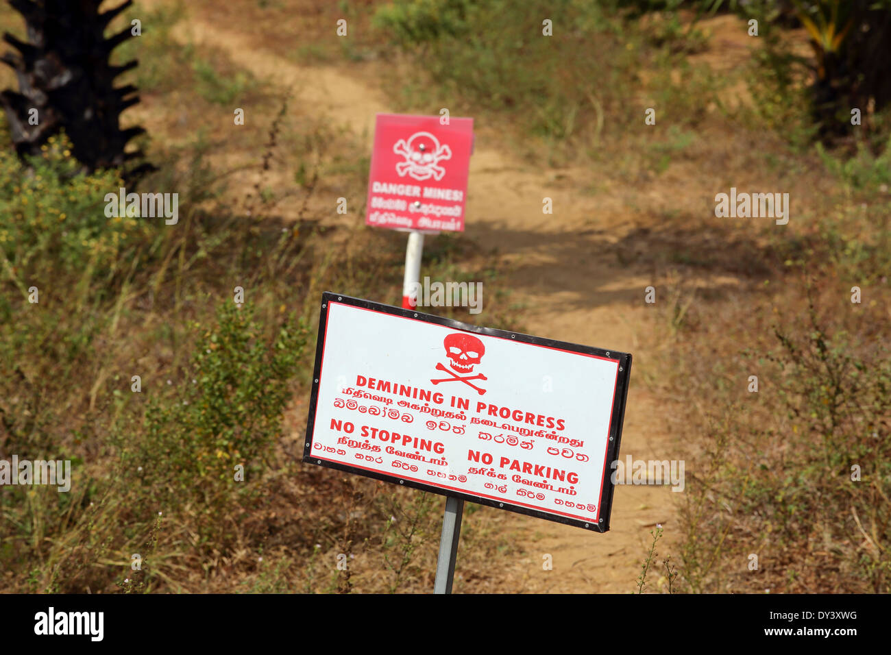 Landmine Gefahr Warnzeichen, der Minenräumung im Gange in ehemaligen Krieg zerrissenen Jaffna, Sri Lanka Stockfoto