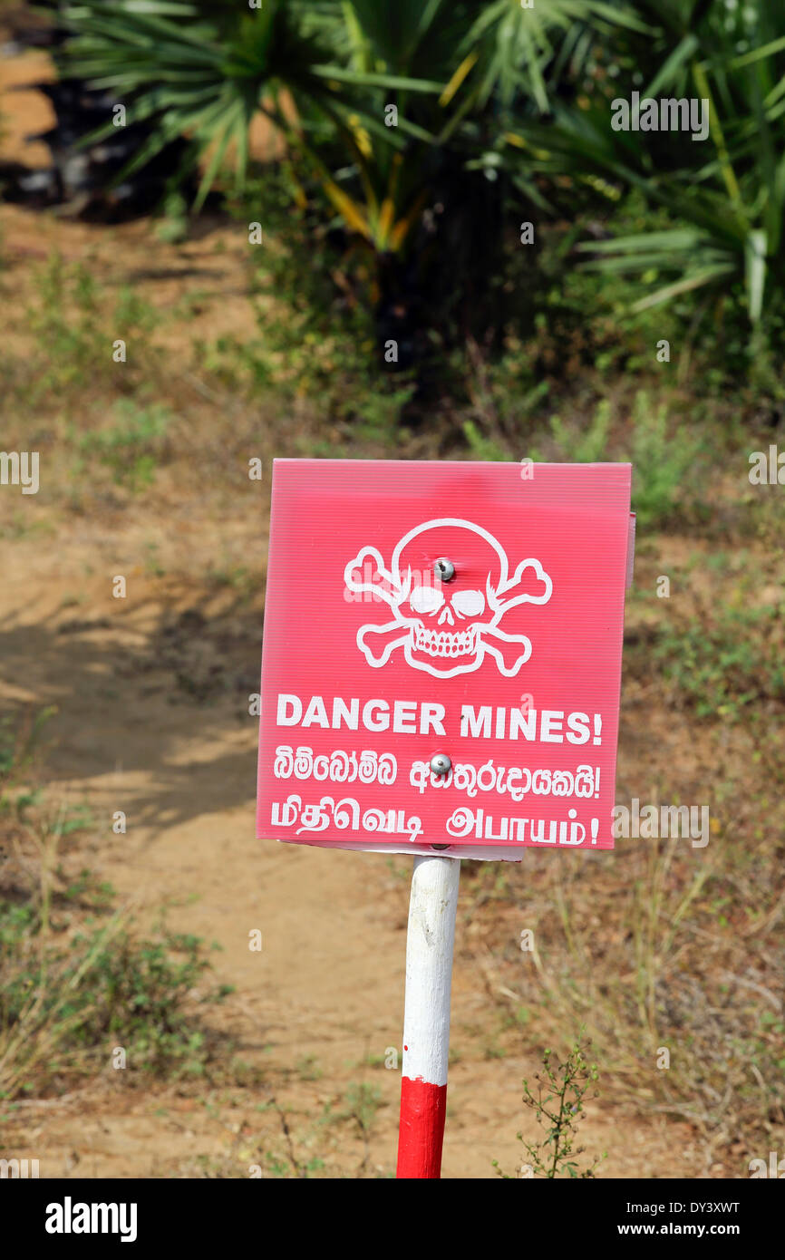 Landmine Gefahr Warnzeichen, der Minenräumung im Gange in ehemaligen Krieg zerrissenen Jaffna, Sri Lanka Stockfoto