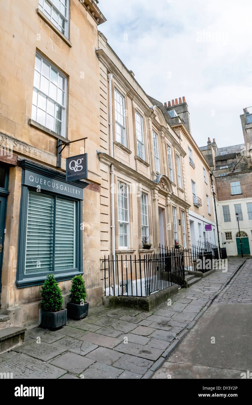 Blick auf traditionelle Ladenfronten in Queen Street in die wunderschöne georgianische Stadt Bath in Somerset, England, UK. Stockfoto