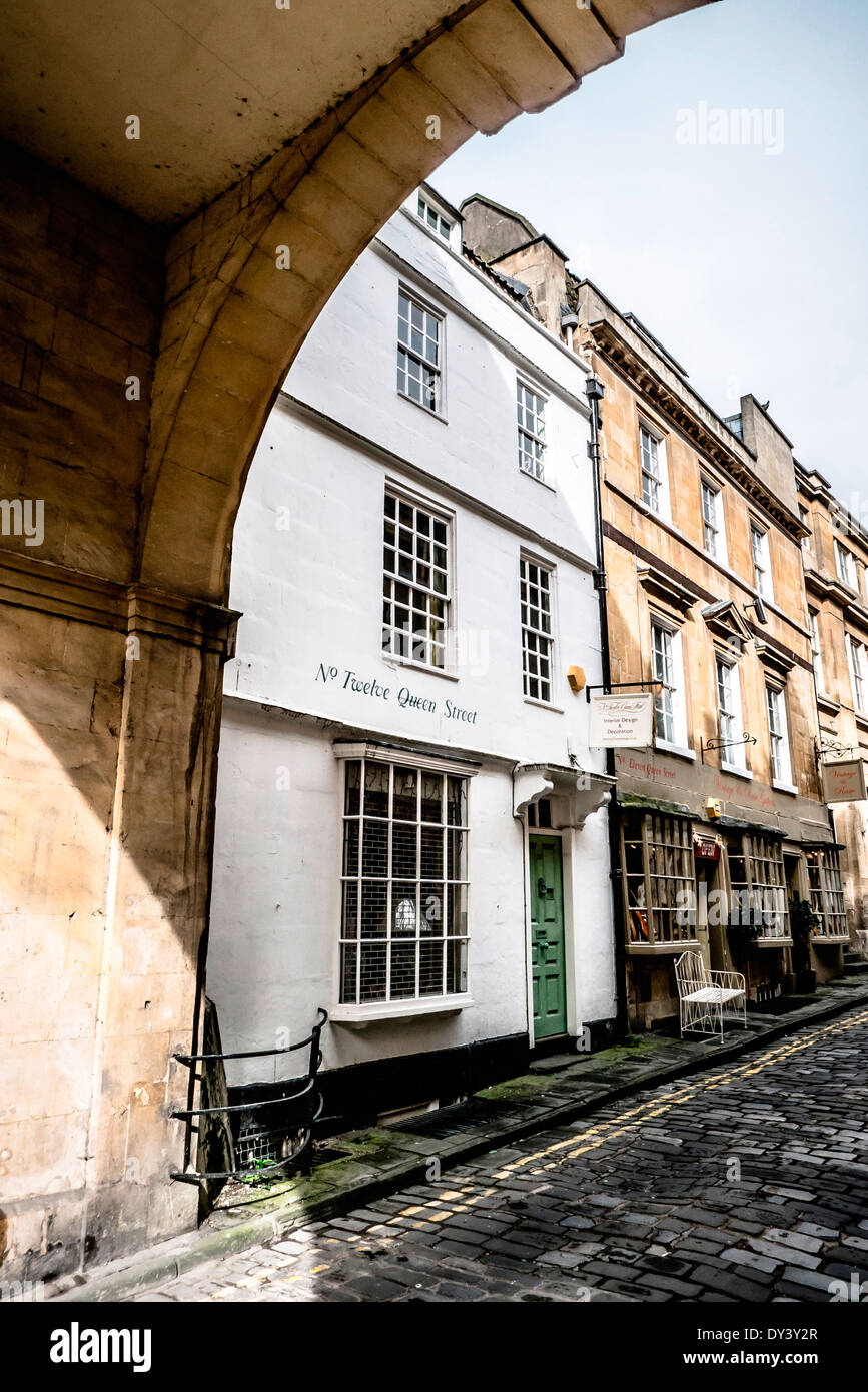 Blick auf traditionelle Ladenfronten in Queen Street in die wunderschöne georgianische Stadt Bath in Somerset, England, UK. Stockfoto