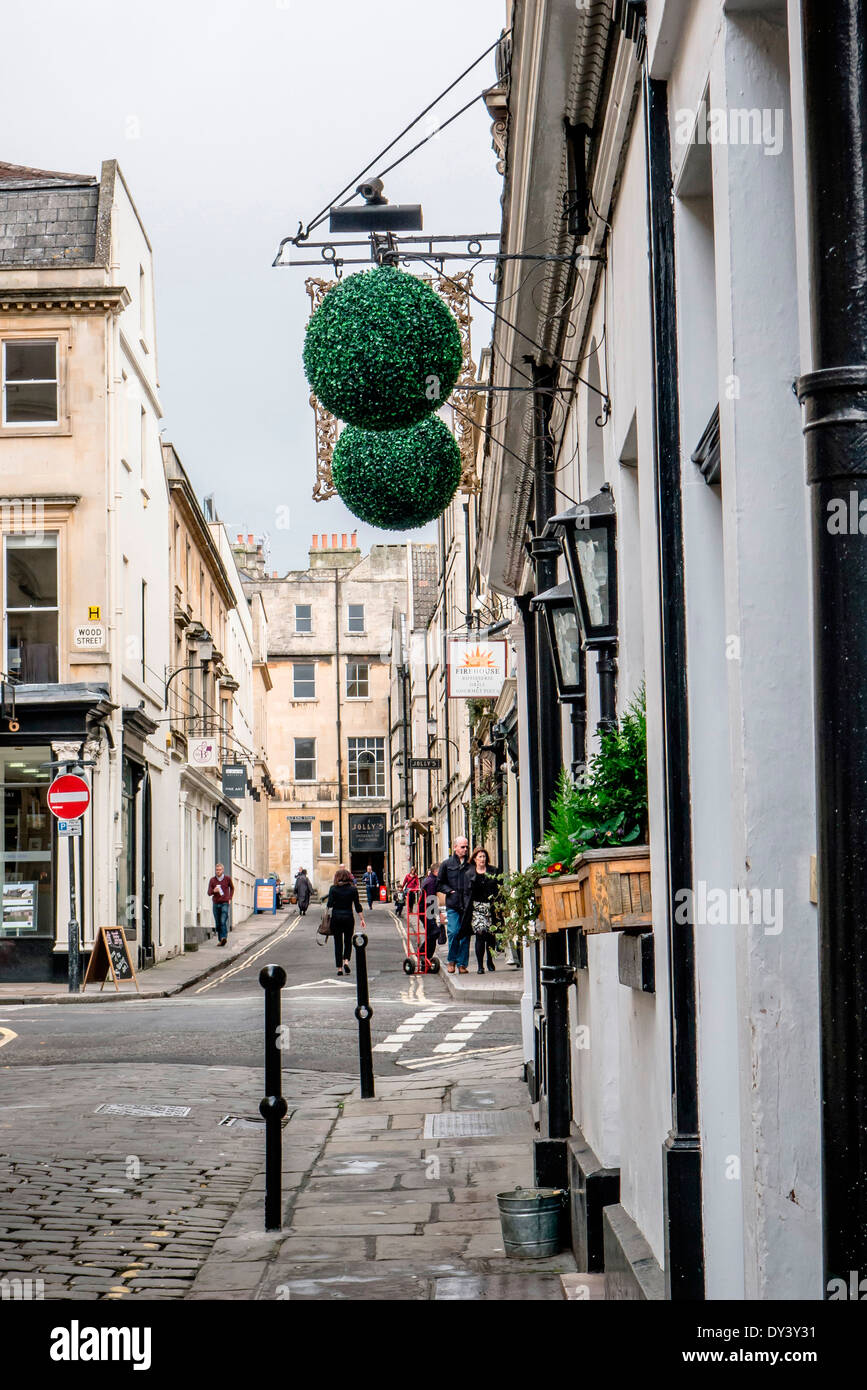 Blick auf traditionelle Ladenfronten in Queen Street in die wunderschöne georgianische Stadt Bath in Somerset, England, UK. Stockfoto