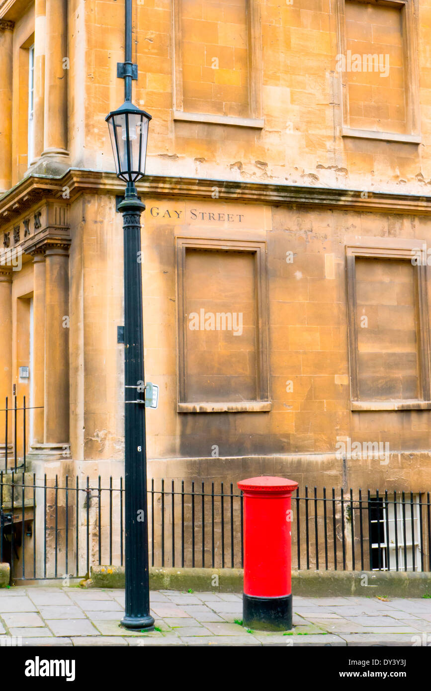 Blick auf eine traditionelle Laternenpfahl und Brief-Box in der schönen Stadt Bath in Somerset, England, UK. Stockfoto