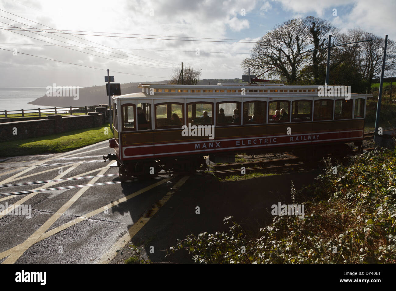 Manx Electric Railway Straßenbahn überquert der A2 in der Nähe von Ramsey, Isle Of Man Stockfoto