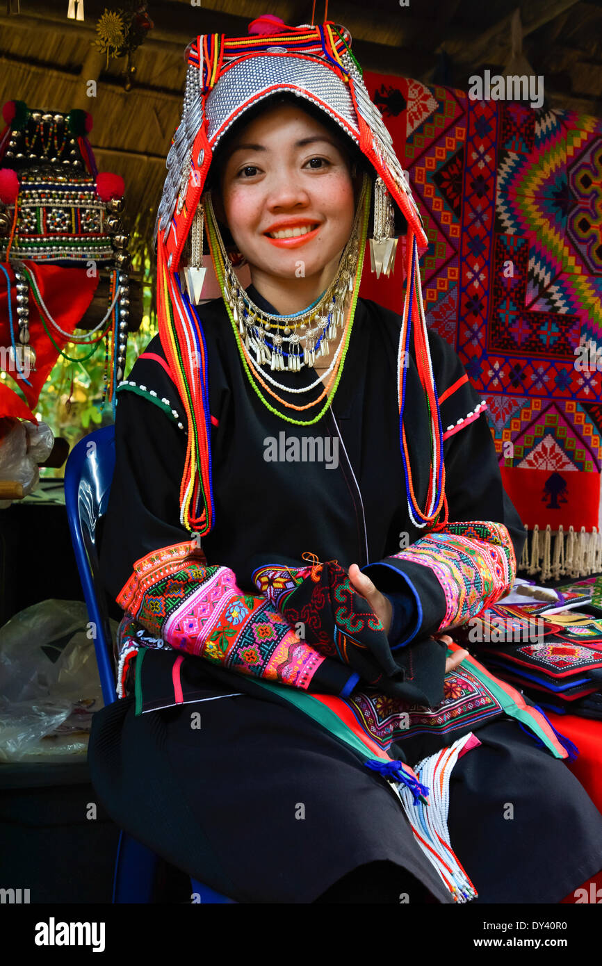 Chiang Rai, Thailand - 9. Dezember 2013. Traditionell gekleidete Akha Hügel Stamm Frau, eine schamanische Gruppe, die Beleve, die die Göttin spinnt ein Universum, wo Natur sich nicht von Menschen unterscheidet, Stockfoto