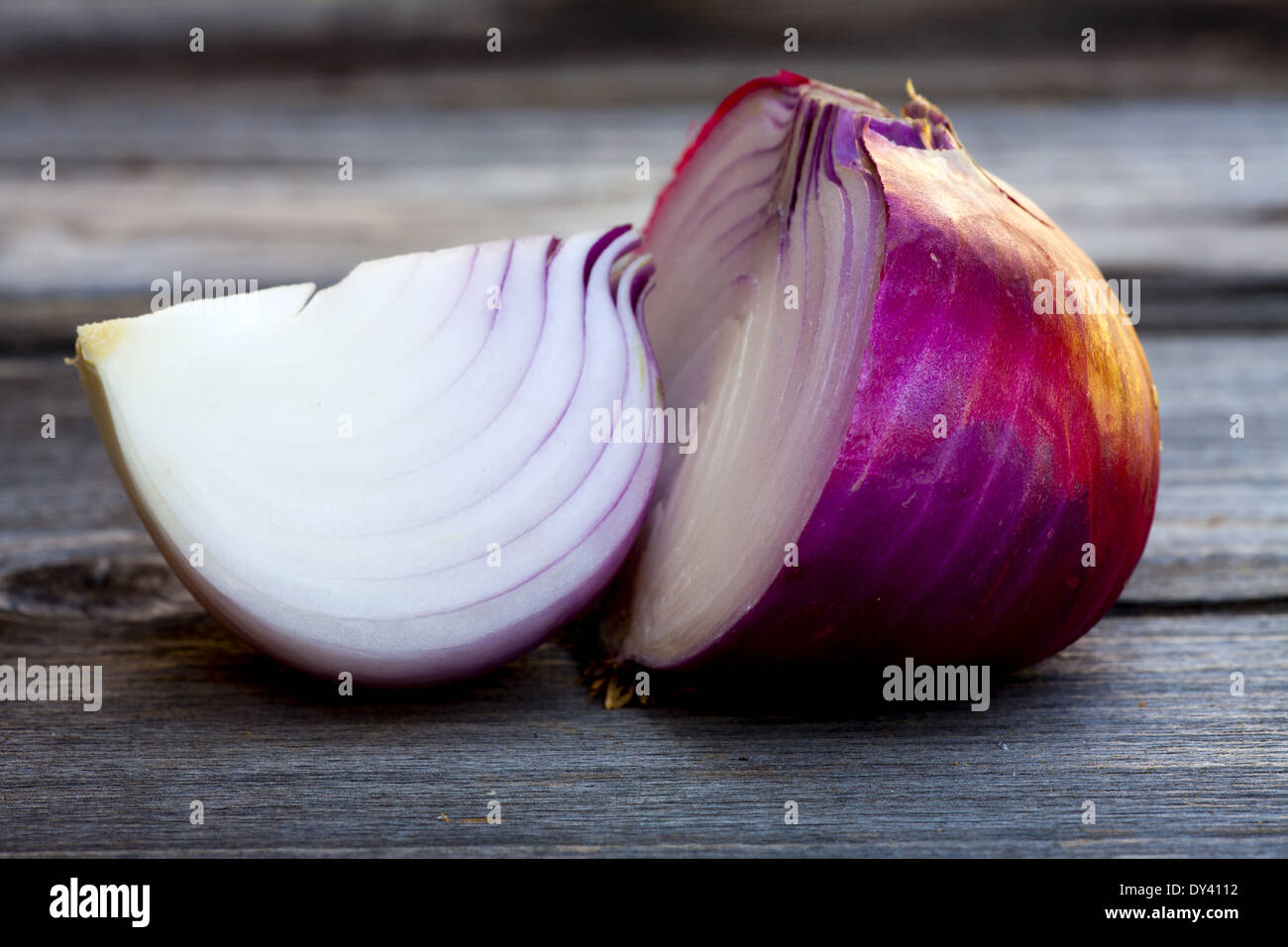 Nahaufnahme von frischen roten Zwiebeln auf einem alten Holztisch Stockfoto