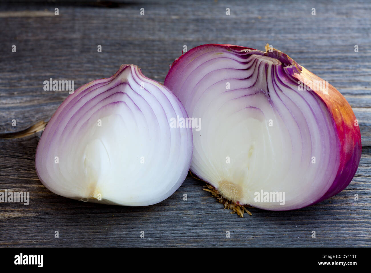Nahaufnahme von frischen roten Zwiebeln auf einem alten Holztisch Stockfoto