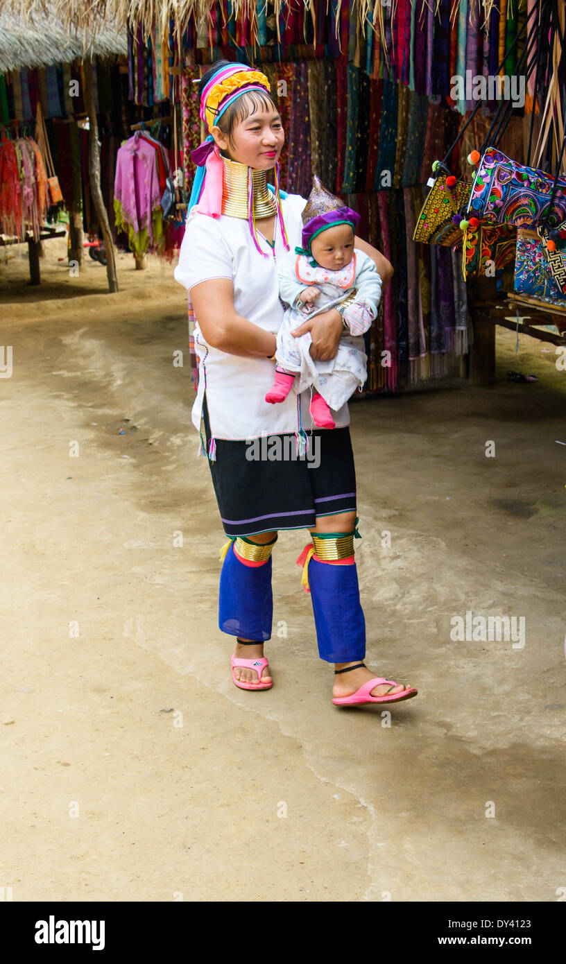 Chiang Mai, Thailand - 9. Dezember 2013: Lange Hals Kayan Frau, eine Untergruppe rot Karen Menschen. Kayan Frauen sagen, dass kulturelle Identität die Ringe zu tragen ist und mit Schönheit verbunden. Stockfoto