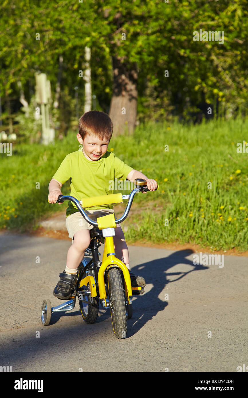 Junge mit Fahrrad Stockfoto