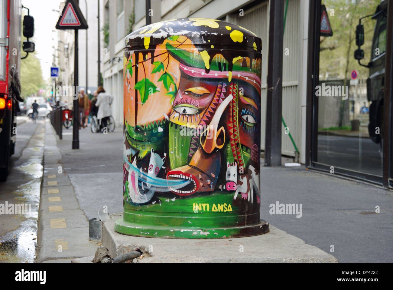 Milchkanne bedeckt Graffiti in Paris Stockfoto