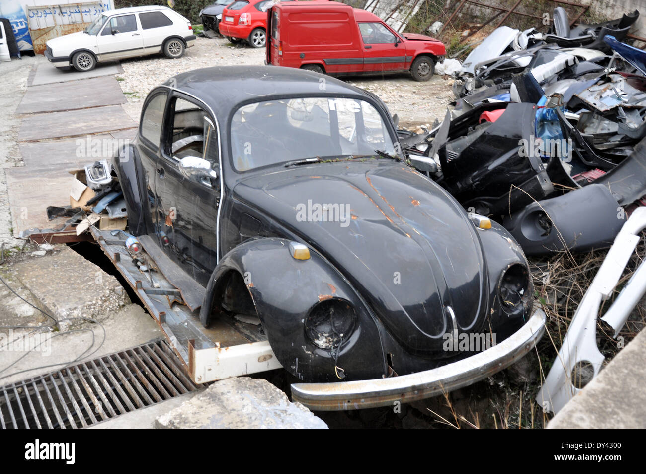zerstörten VW-Käfer im Dorf außerhalb von Beirut, Libanon. bereit zu renovieren Stockfoto