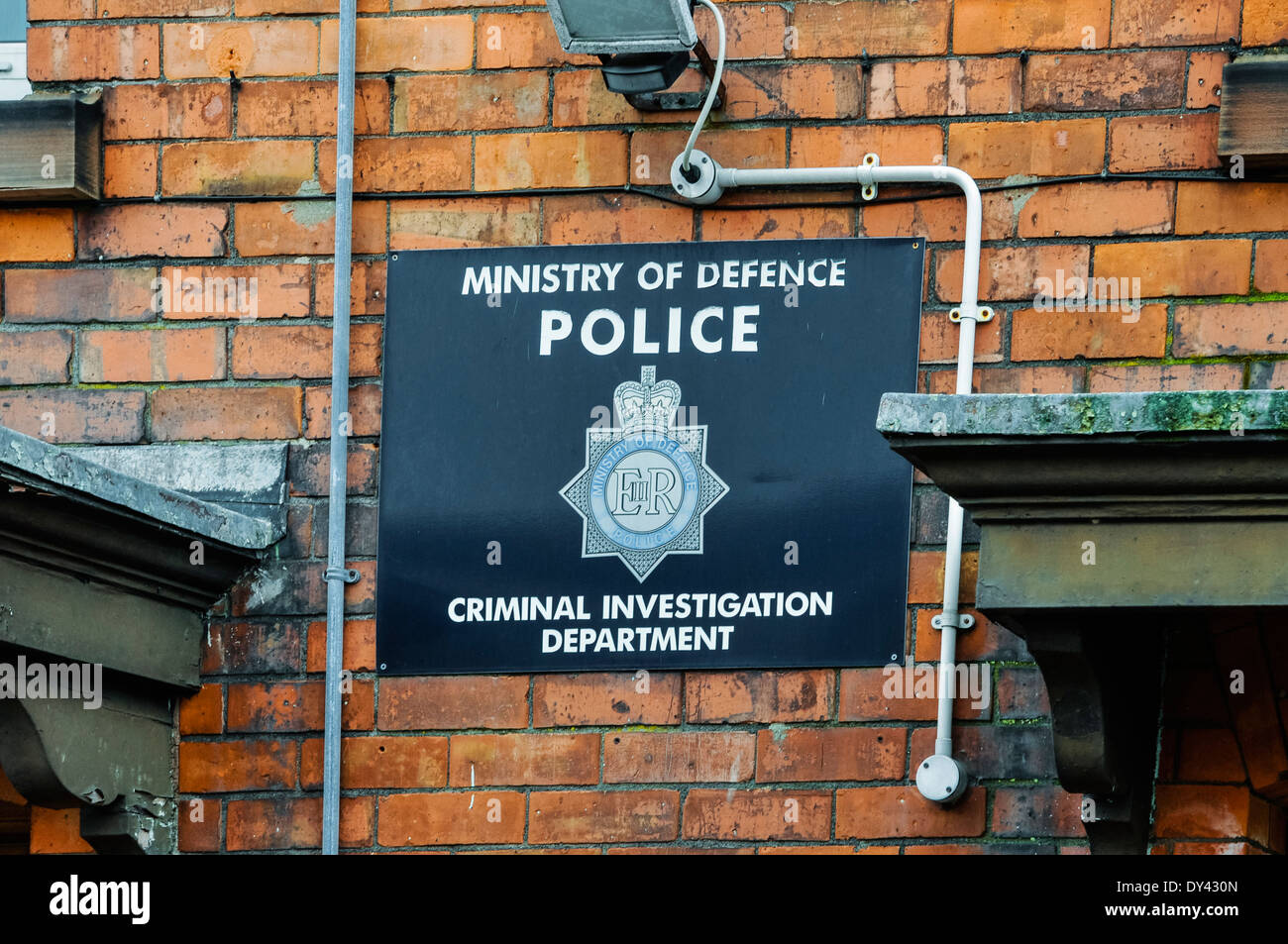 Schild an einem Ministerium der Verteidigung-Polizei-Kriminalpolizei Stockfoto