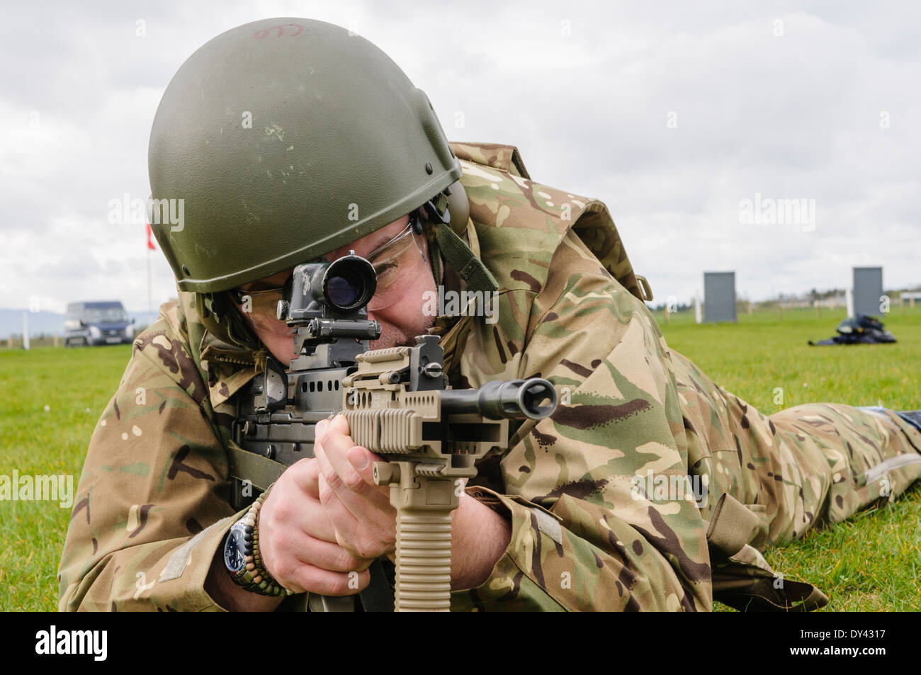 Ein Soldat der britischen Armee liegt auf einem Schießplatz mit einem Sturmgewehr SA80 L85A2 anfällig Stockfoto