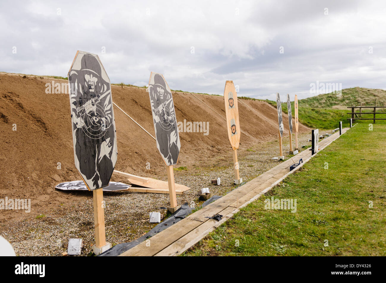 NATO standard Gewehr und Sniper Ziele auf einem militärischen Schießplatz Stockfoto