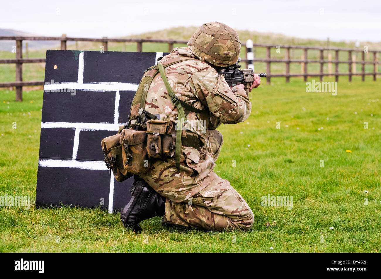 Ein Soldat aus der britischen Armee Züge auf einer militärischen Schießplatz mit einem Sturmgewehr Stockfoto
