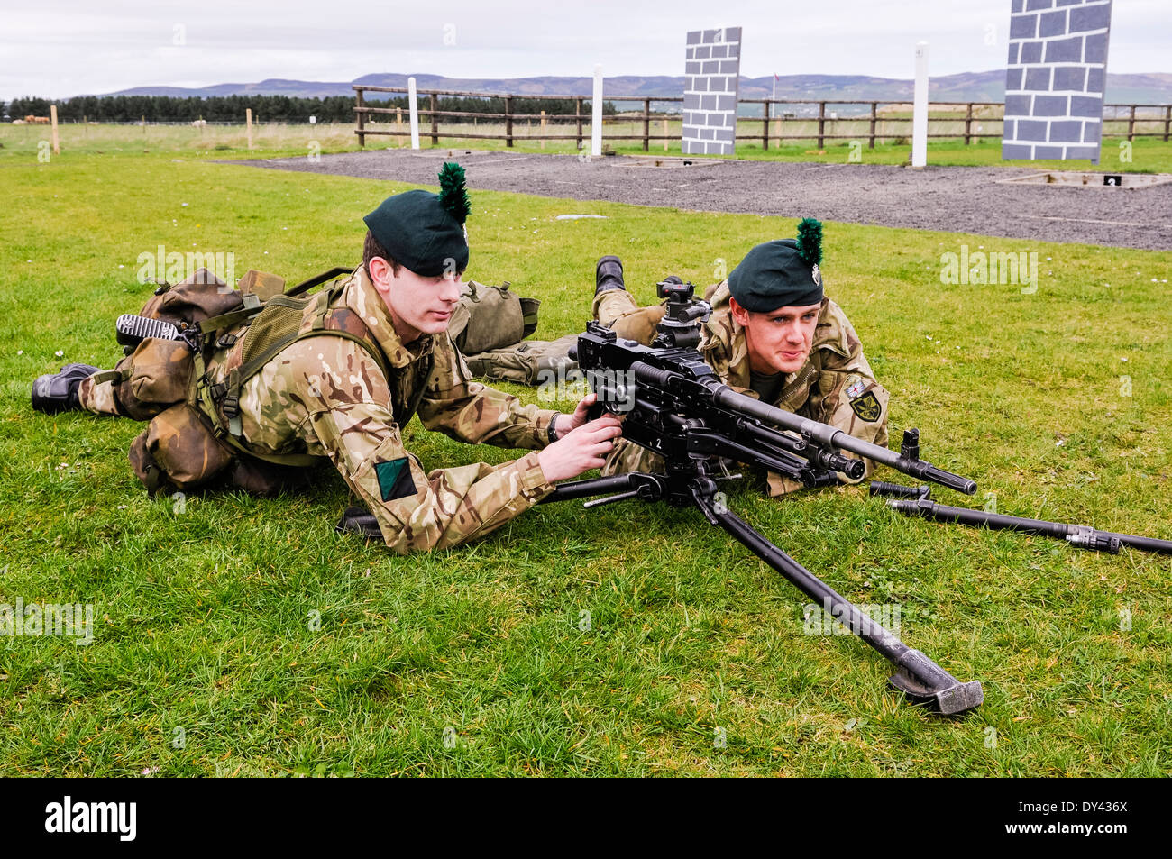 Zwei Soldaten aus dem 2. Batt Royal Irish Regiment darauf vorbereiten, einen allgemeinen Zweck Maschinengewehr (KPMG) Feuer Stockfoto