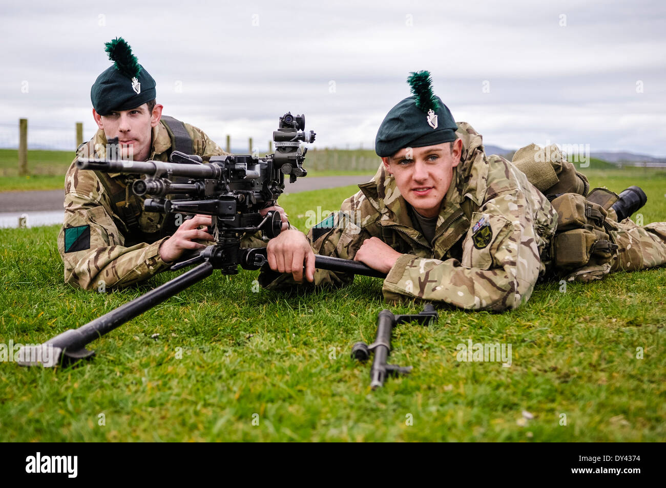 Zwei Soldaten aus dem 2. Batt Royal Irish Regiment mit einem allgemeinen Zweck Maschinengewehr (KPMG) Stockfoto