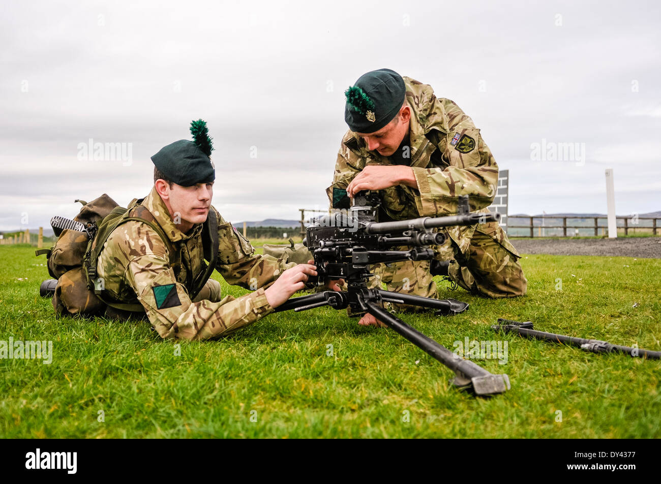 Ein Soldat aus 2. Batt Royal Irish Regiment richtet eine allgemeine Zweck Maschinengewehr (KPMG) mit seinem nachstellbarem Anblick Stockfoto