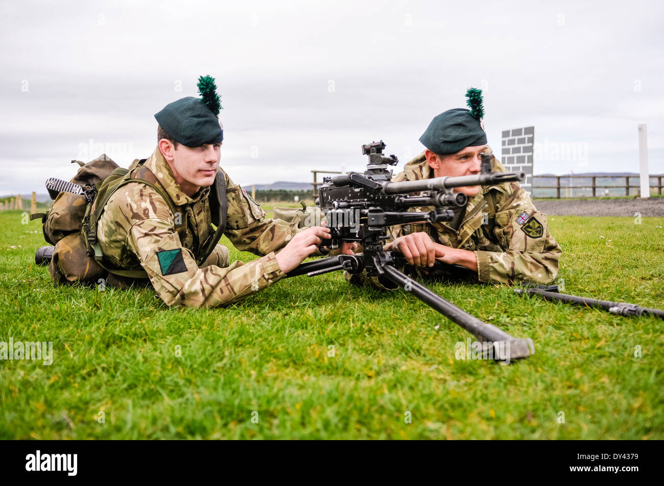 Zwei Soldaten aus dem 2. Batt Royal Irish Regiment darauf vorbereiten, einen allgemeinen Zweck Maschinengewehr (KPMG) Feuer Stockfoto