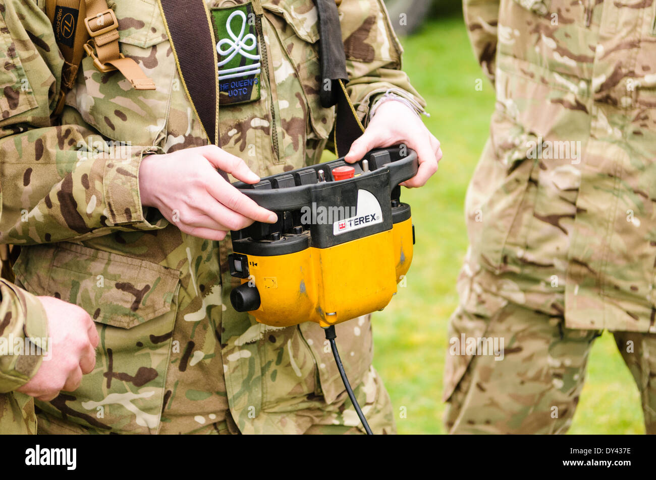 Ein Soldat aus der Royal Engineers betreibt aus der Ferne ein Terex Greiferkran mit einem Control Panel. Stockfoto