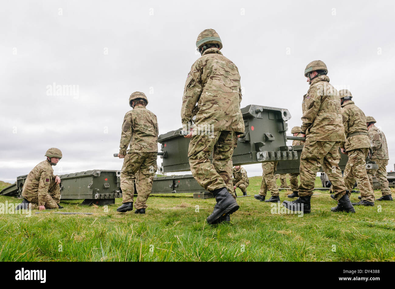 Soldaten aus den Royal Engineers montieren eine bewegliche Brücke Stockfoto