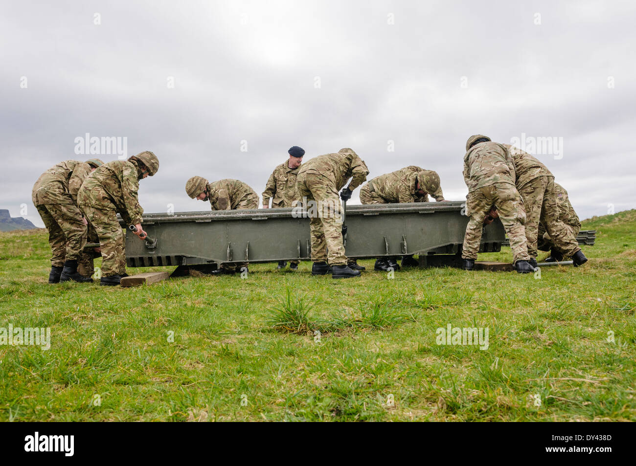Soldaten aus den Royal Engineers montieren eine bewegliche Brücke Stockfoto