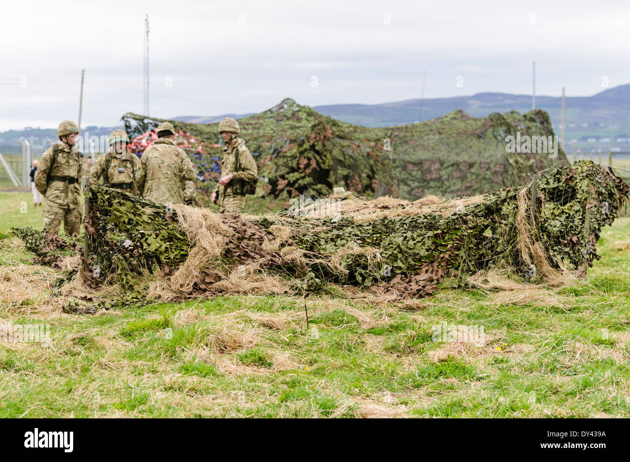 Soldaten bereiten einen getarnten vorwärts Beobachtungsposten eingeben Stockfoto