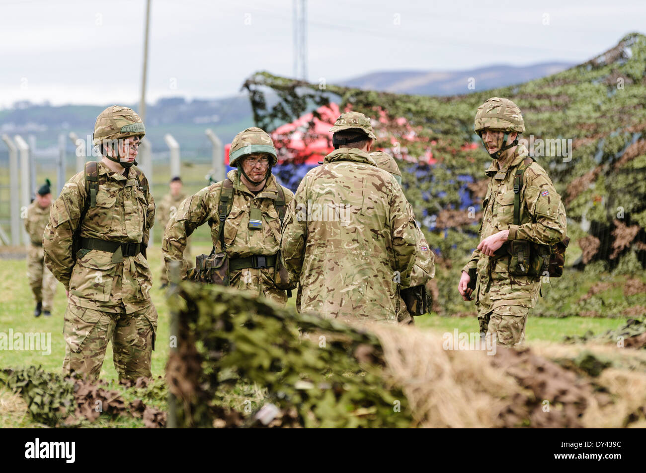 Soldaten bereiten einen getarnten vorwärts Beobachtungsposten eingeben Stockfoto