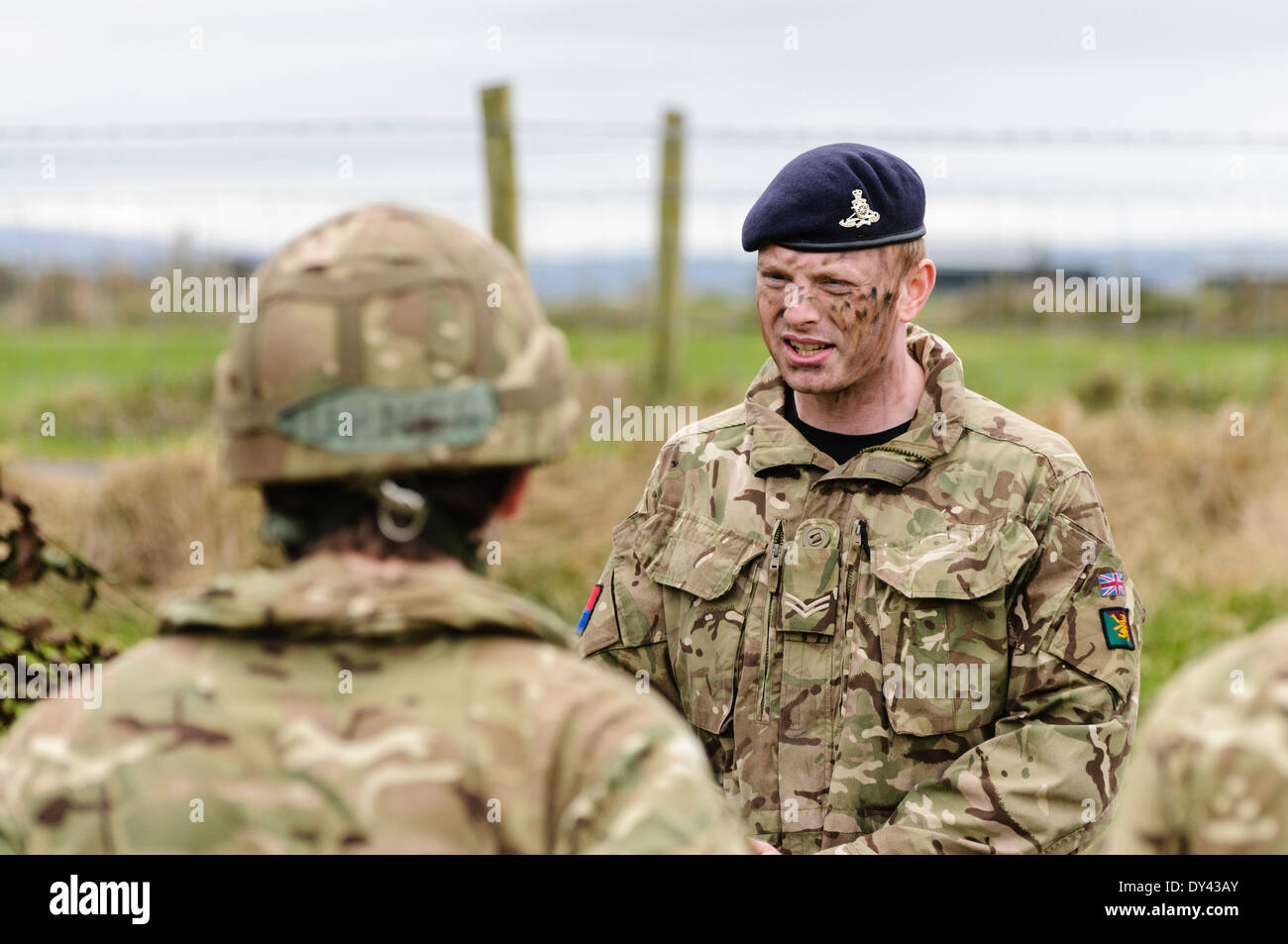 Korporal aus der Royal Artillery gibt Anweisungen an seine Soldaten Stockfoto