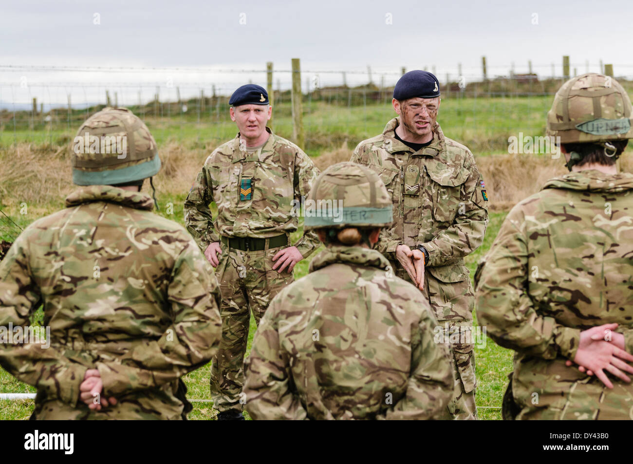 Korporal aus der Royal Artillery gibt Anweisungen an seine Soldaten Stockfoto