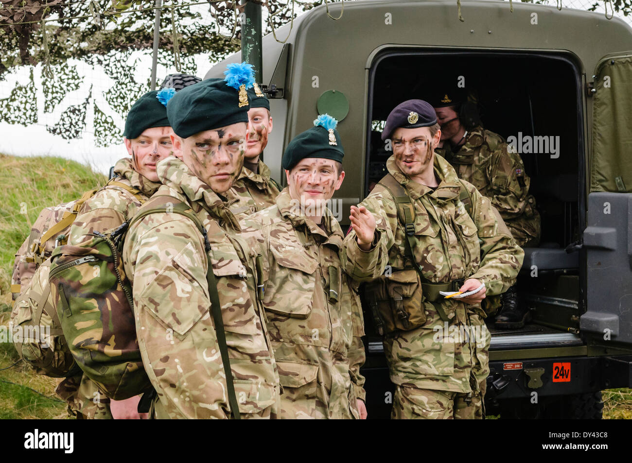 Ein hoher Offizier weist einige jungen Soldaten. Stockfoto