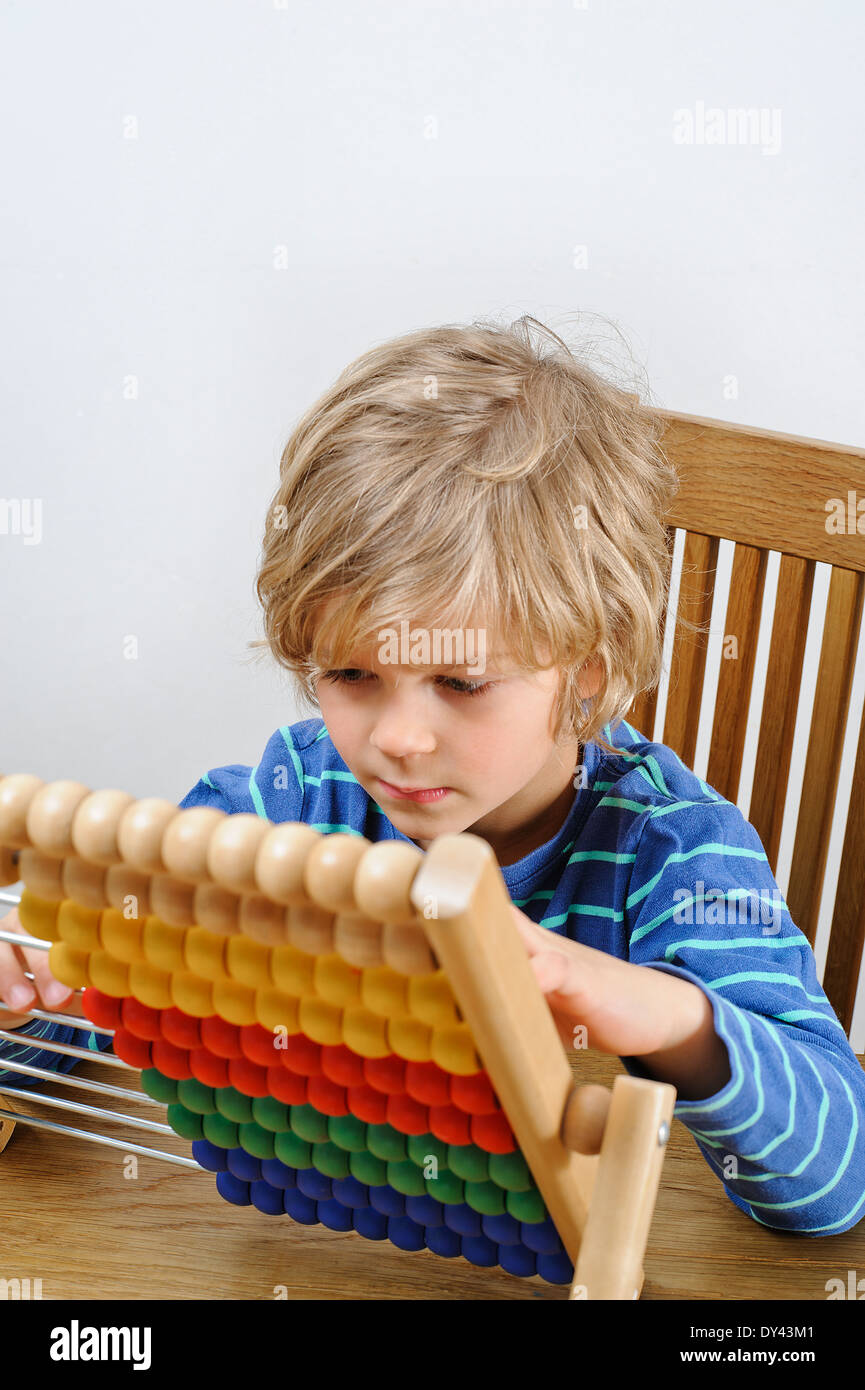 Ein Junge lernt zählen mit einem Abakus Stockfoto