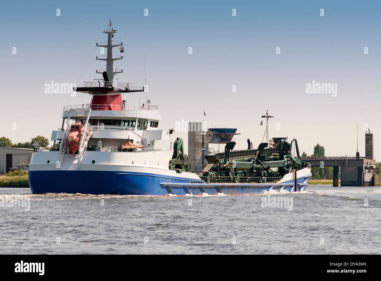 Bagger kommt von einem holländischen Kanal Stockfoto