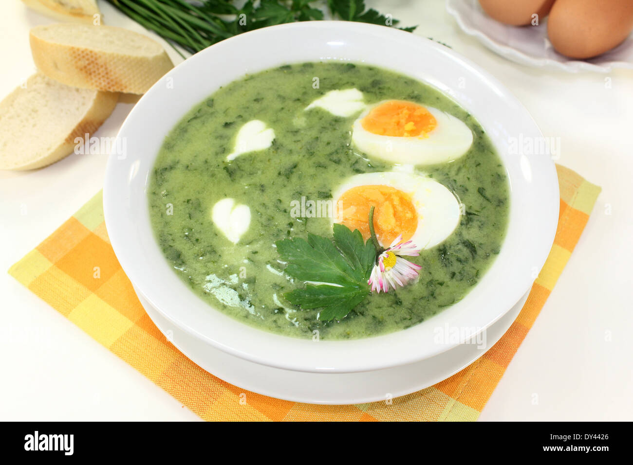 eine grüne Kraut-Suppe mit Eiern und Creme Fraich Stockfoto