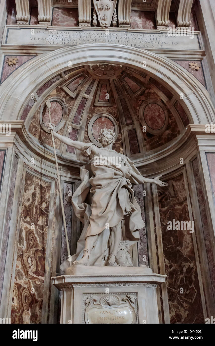 Vatikan - 19. Juli 2013: Statue des Heiligen longinus bei St. Peter Kathedrale im Vatikan. Saint Peters Basilika hat den größten Innenraum der Kirche in der Welt. Stockfoto