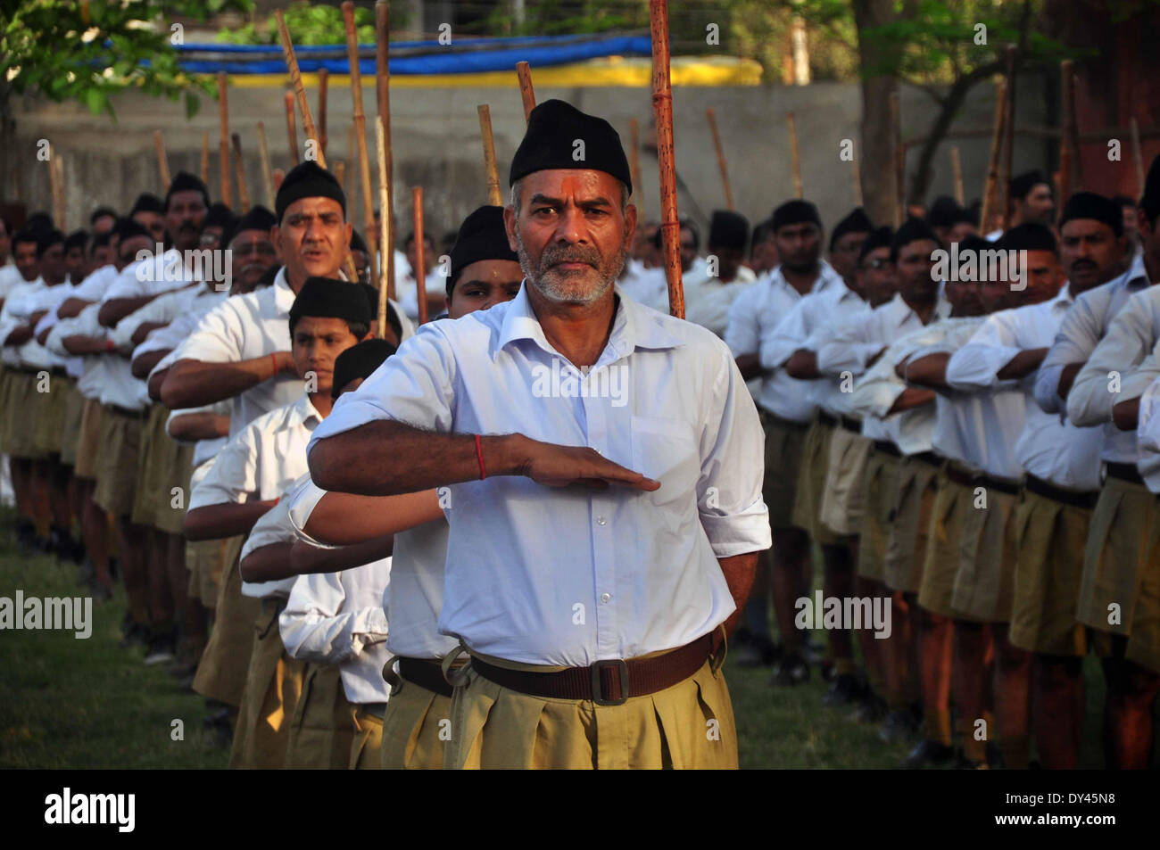 Allahabad Indien 6 April 2014 Rastriya Swayam Sevak Sangh Voluntiers Bieten Gebet Zu Ihrer Flagge Vor Der Teilnahme An Pfad Sanchalan In Allahabad Am 6 April 2014 Die Rss Ist Ein Rechter