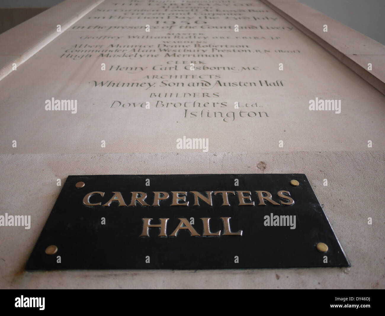 Schild zur Carpenters' Hall in Central London, Großbritannien. Sitz der Worshipful Company of Carpenters, einer der historischen Lackierfirmen der City of London UK Stockfoto