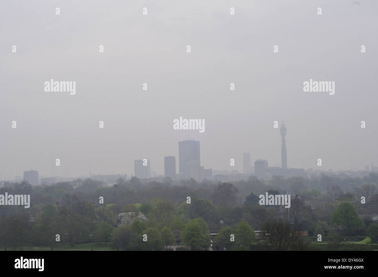 Ein Blick auf London von Primrose Hill als die Luftverschmutzung erreicht Höchststand Stockfoto