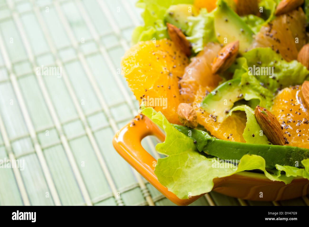 Sommerlichen Zitrus-Salat mit Mandeln und Zitronen-Mohn-dressing Stockfoto