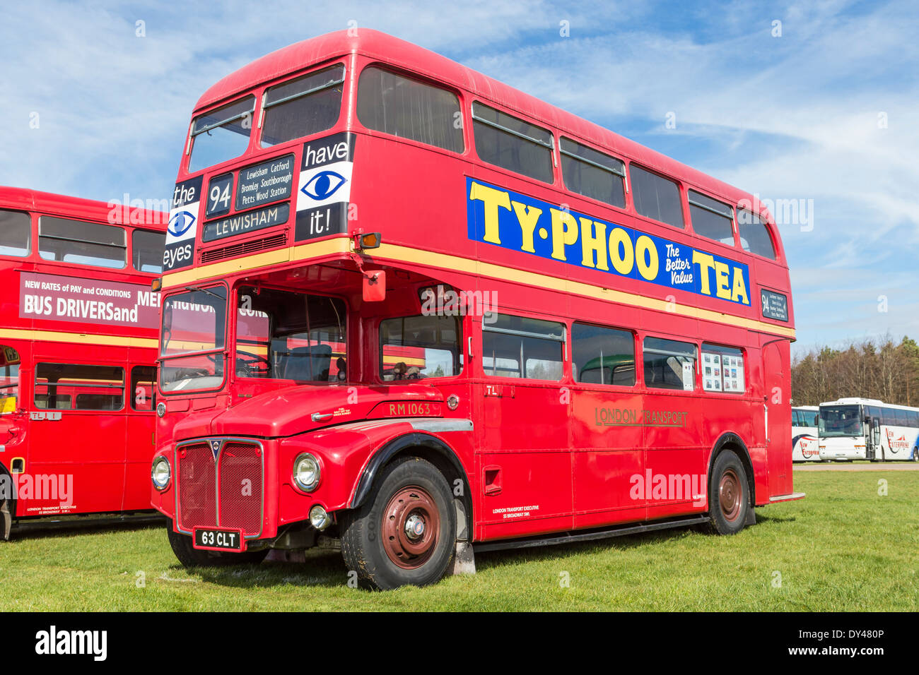 Klassische rote Routemaster Doppeldeckerbus am Display des Erbes Fahrzeuge Stockfoto
