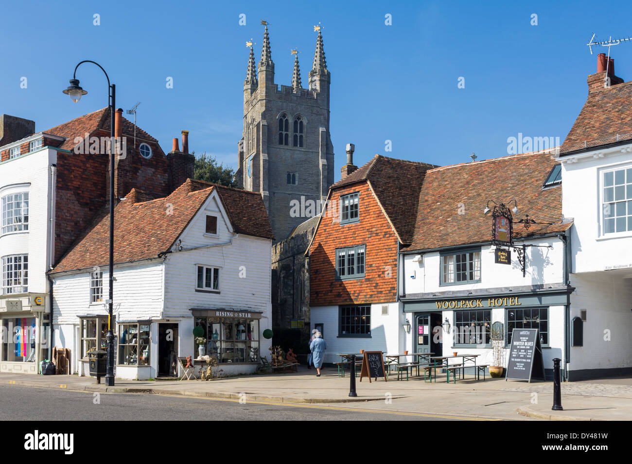 Tenterden Hautpstraße Kent Str. Mildreds Kirche Stockfoto