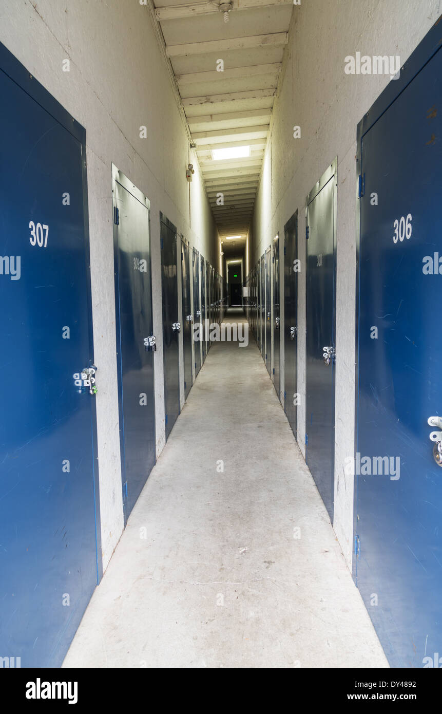 Indoor-Self-Storage-Einheiten mit blauen Türen Stockfoto
