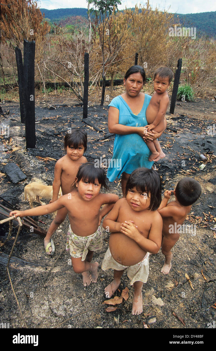 Macuxi indische Familie, die ihre Heimat in der Waldbrände verloren. Entwaldung, Provinz Roraima, Brasilien, Amazonas, Südamerika Stockfoto