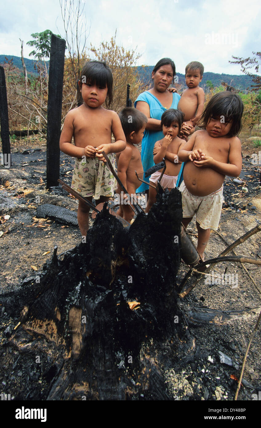 Macuxi indische Familie, die ihre Heimat in der Waldbrände verloren. Entwaldung, Provinz Roraima, Brasilien, Amazonas, Südamerika Stockfoto
