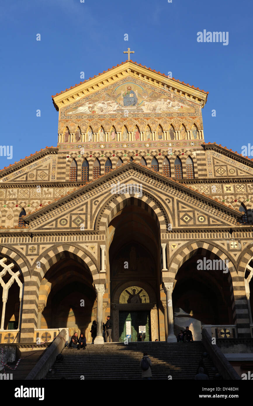 Die Fassade der Kathedrale von Amalfi auf der Piazza Duomo, Amalfi, Italien Stockfoto