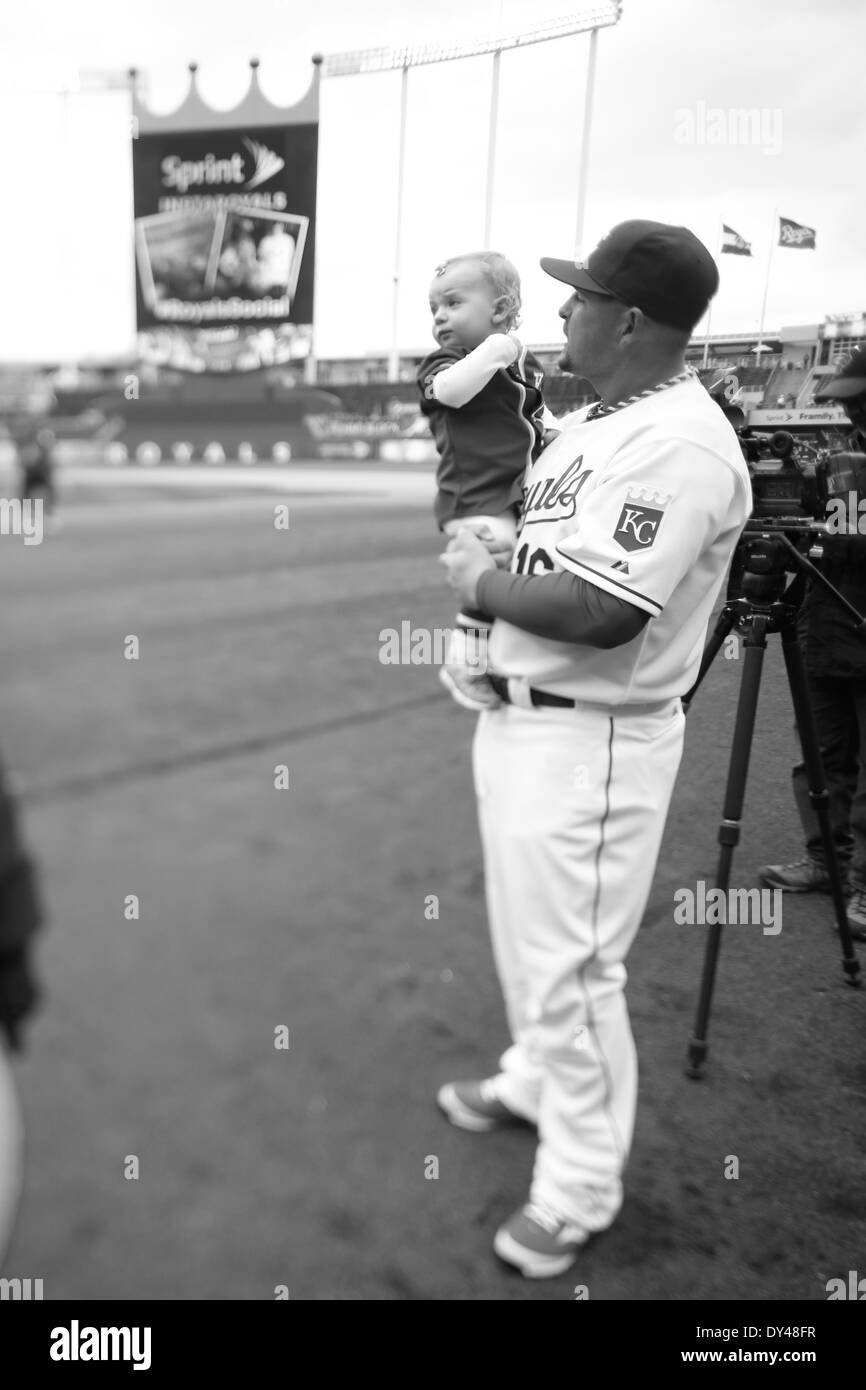 Kansas City, Missouri, USA. 4. April 2014. 4. April 2014: Billy Butler #16 von den Kansas City Royals verbringt Zeit mit seinen Kindern vor dem MLB Home Opener-Spiel zwischen den Chicago White Sox und die Kansas City Royals im Kauffman Stadium in Kansas City MO © Csm/Alamy Live-Nachrichten Stockfoto