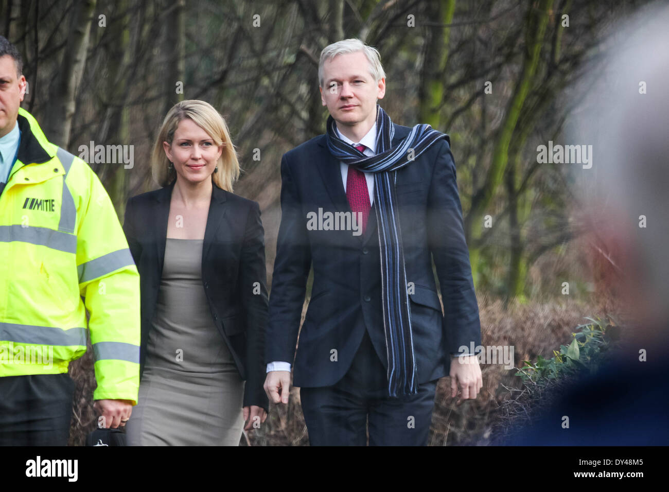 Wikileaks-Gründer Julian Assange und sein Anwalt, Jennifer Robinson erreichen Belmarsh Magistrates Court in Woolwich, London. Stockfoto