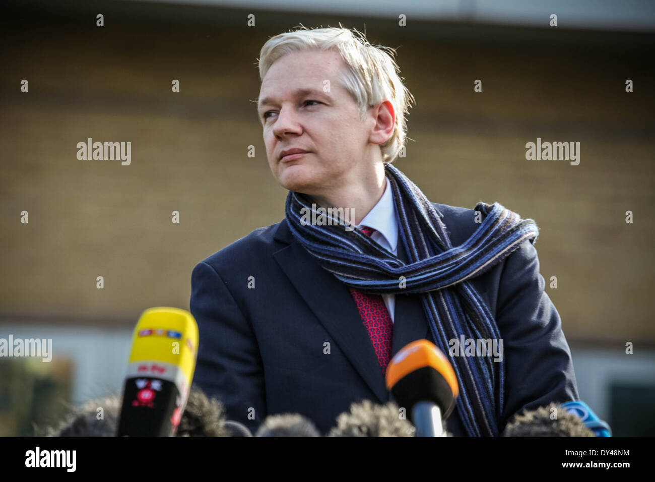 Wikileaks-Gründer Julian Assange spricht zu den Medien nach einem Auftritt in Belmarsh Magistrates Court in Woolwich, London, UK. Stockfoto