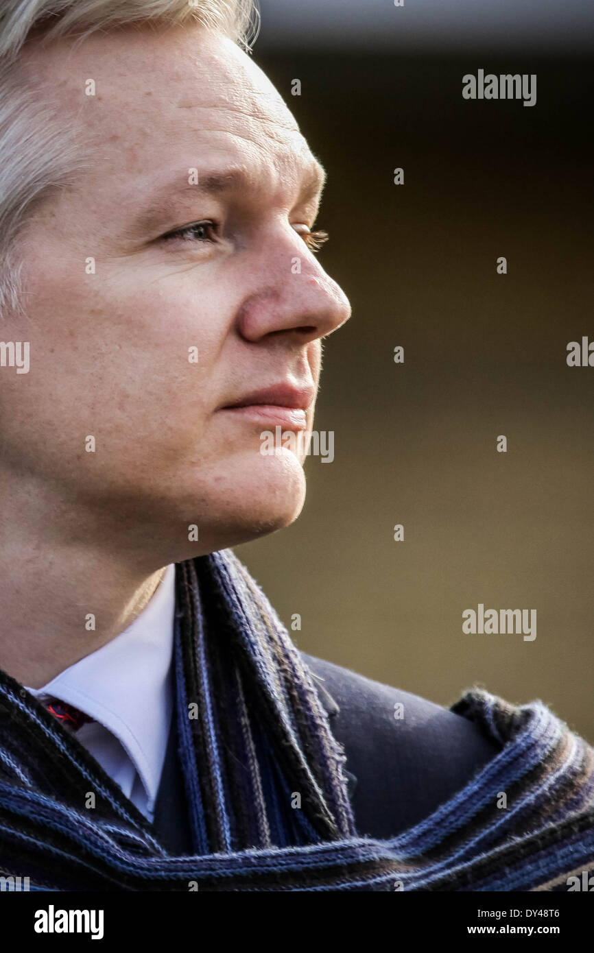 Wikileaks-Gründer Julian Assange spricht zu den Medien nach einem Auftritt in Belmarsh Magistrates Court in Woolwich, London, UK. Stockfoto